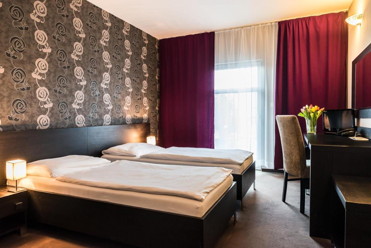 Hotel Dastan Levice Esterno foto