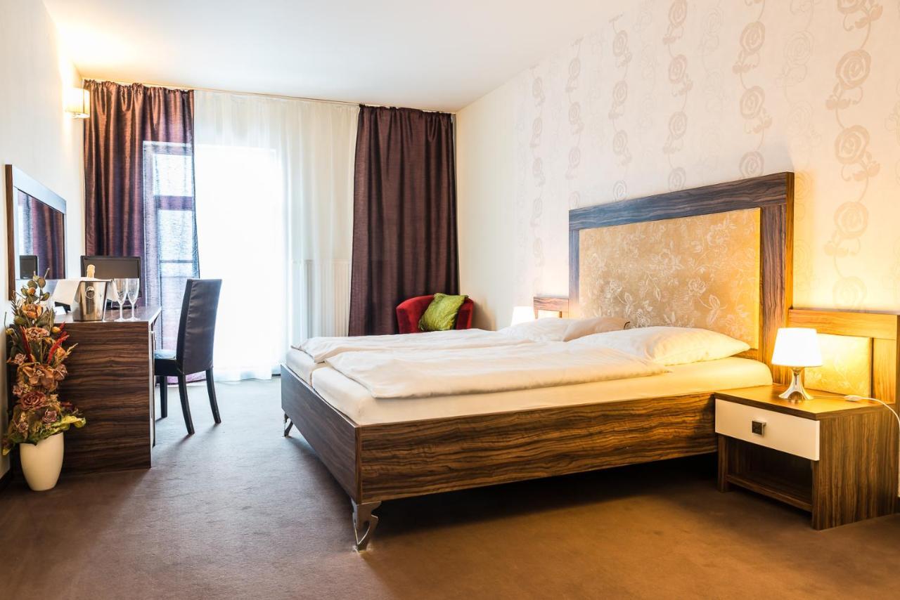 Hotel Dastan Levice Esterno foto
