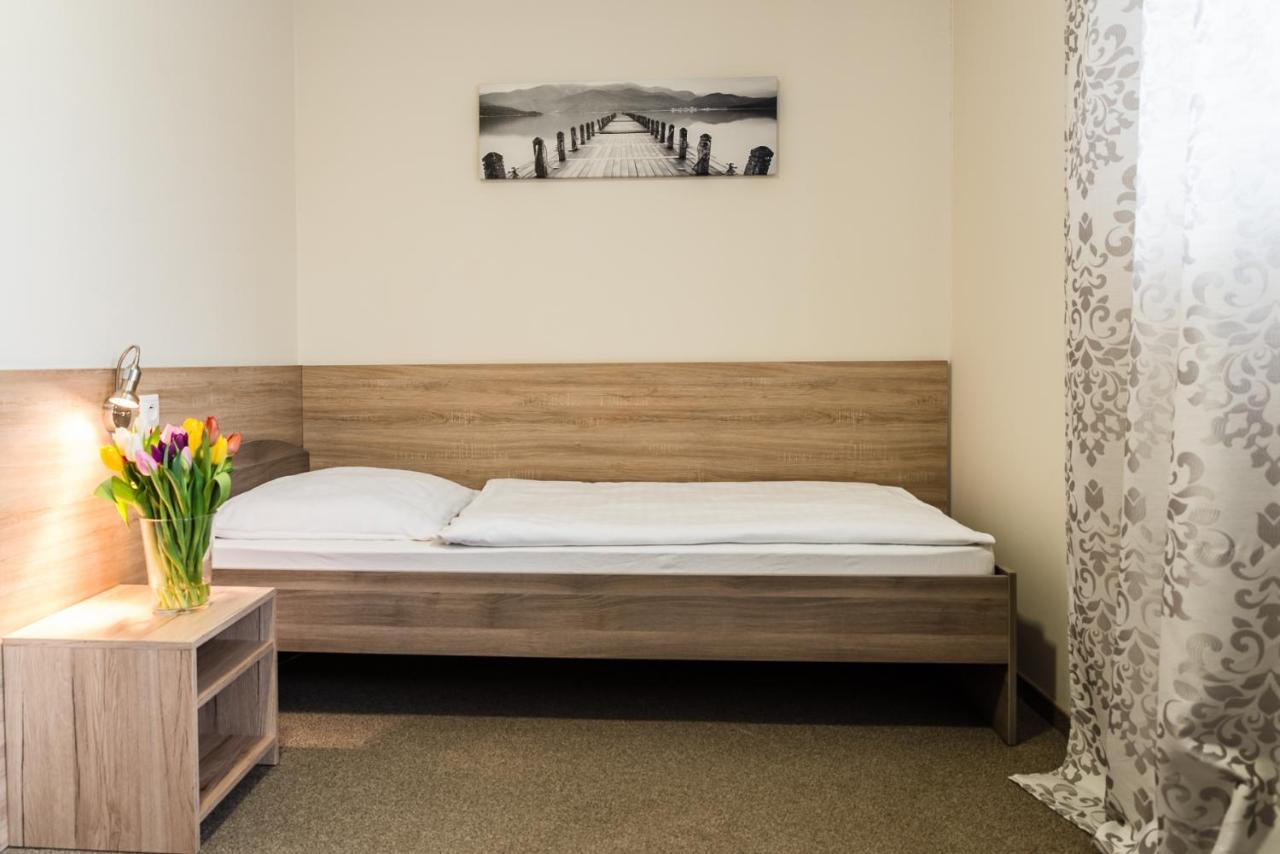 Hotel Dastan Levice Esterno foto