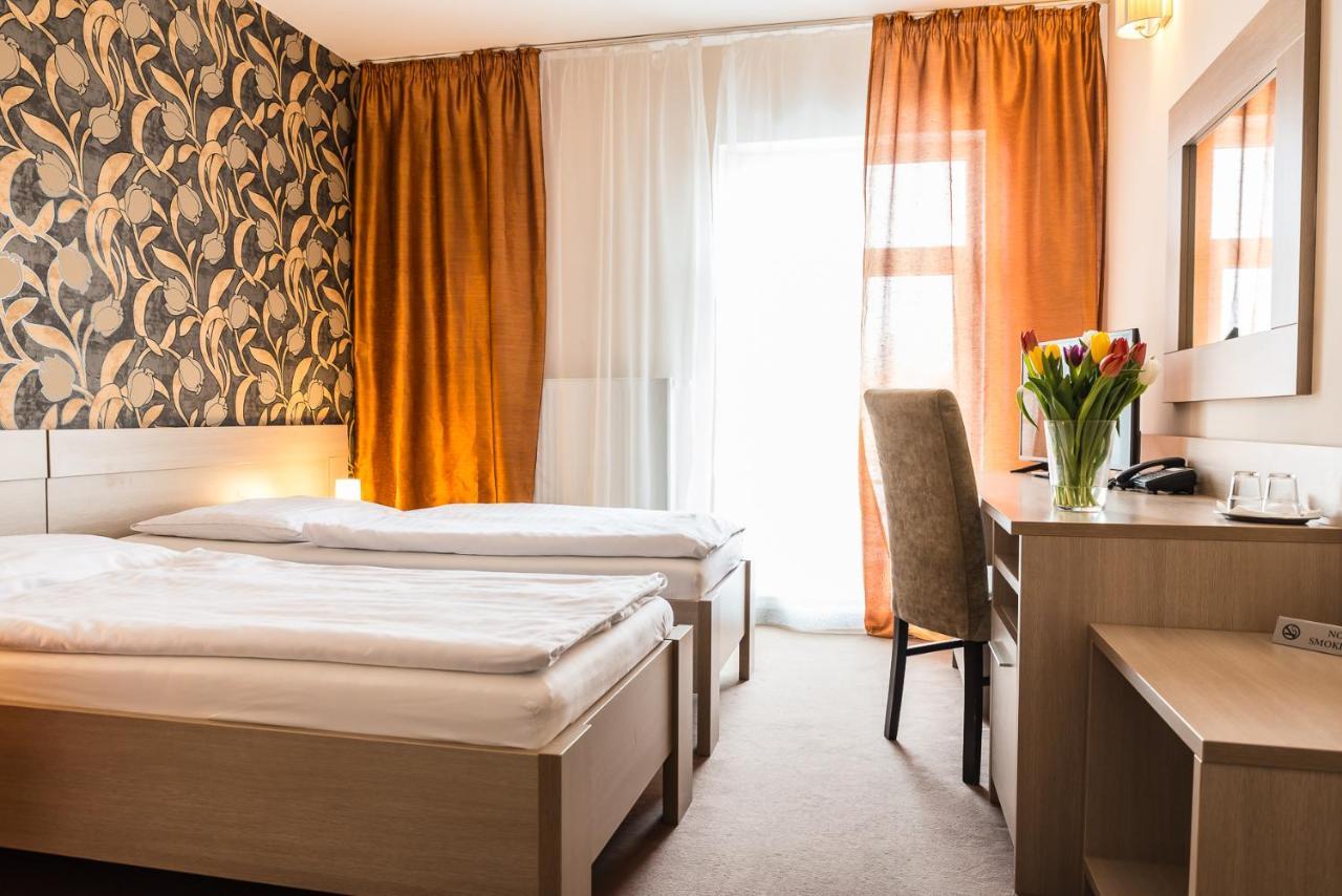 Hotel Dastan Levice Esterno foto