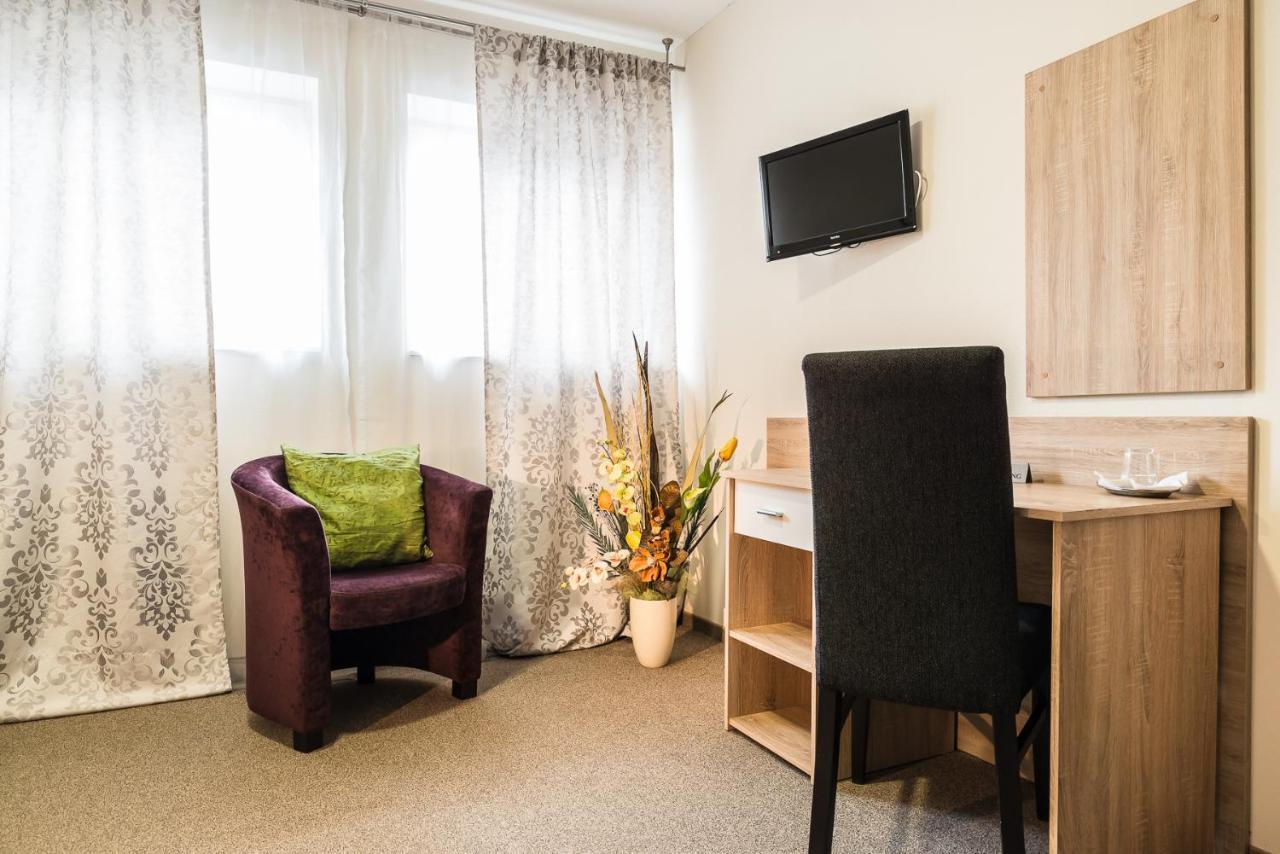 Hotel Dastan Levice Esterno foto