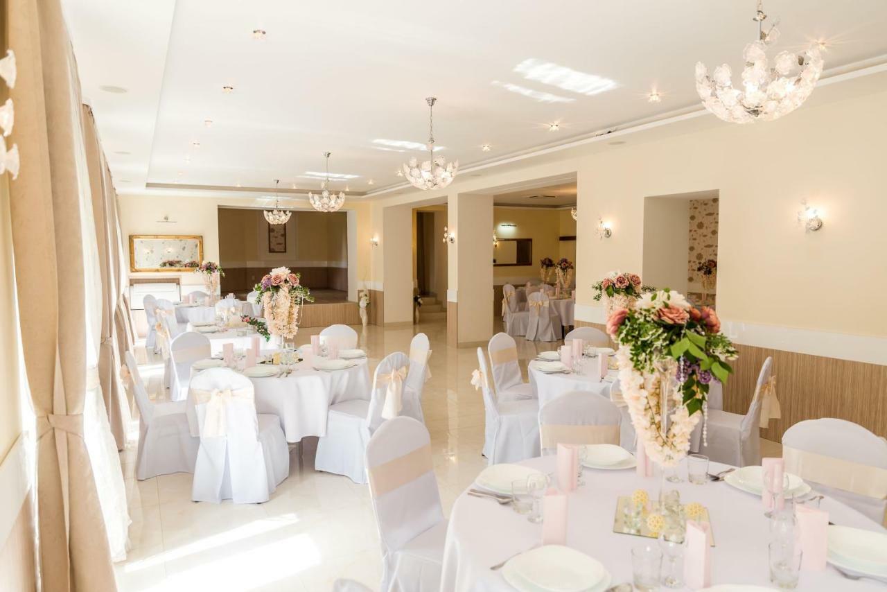 Hotel Dastan Levice Esterno foto