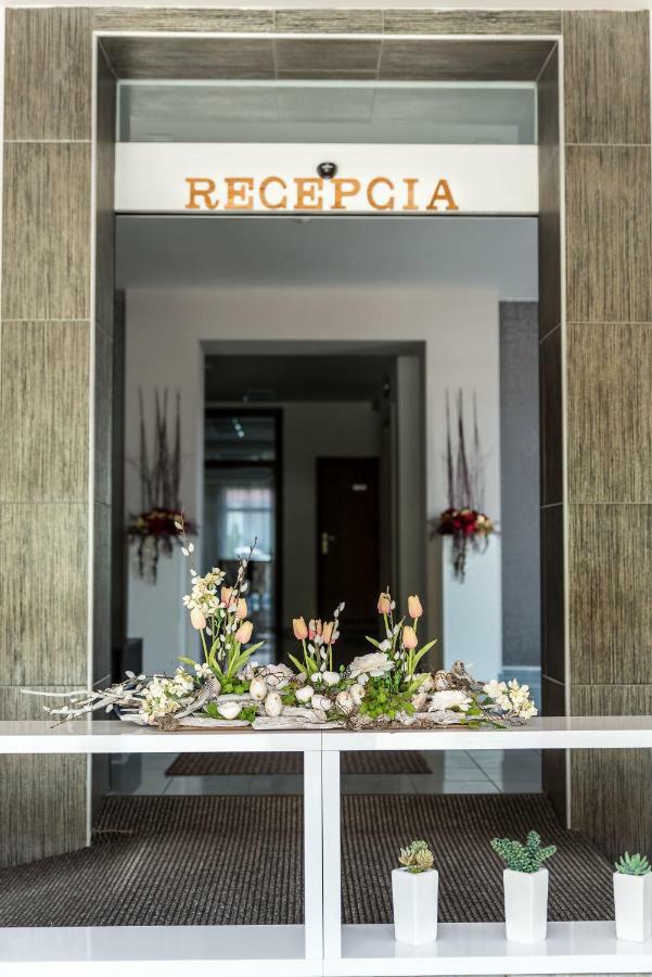 Hotel Dastan Levice Esterno foto