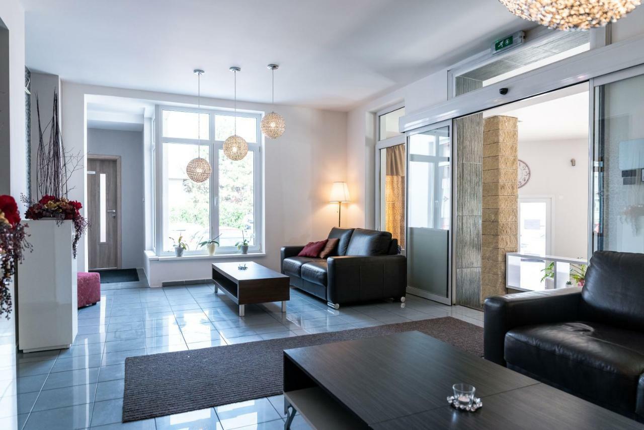 Hotel Dastan Levice Esterno foto
